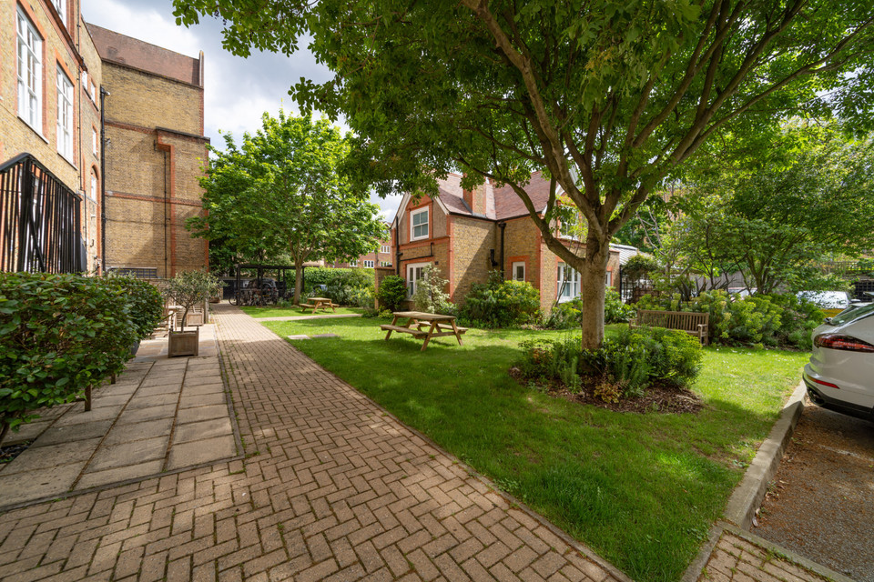 Blackheath Road, Greenwich SE10 Share of Freehold 2 bed conversion