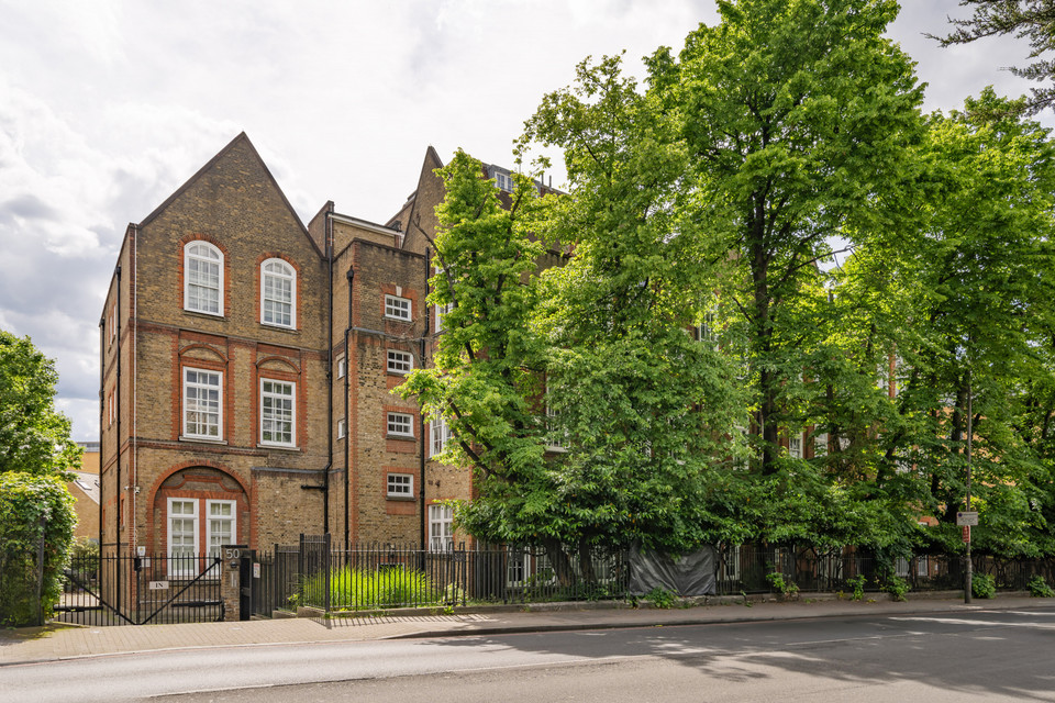 Blackheath Road, Greenwich SE10 Share of Freehold 2 bed conversion