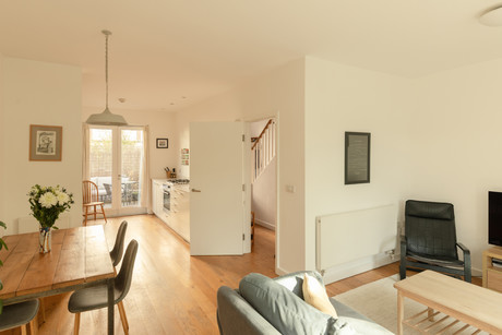 Holland Grove, Oval